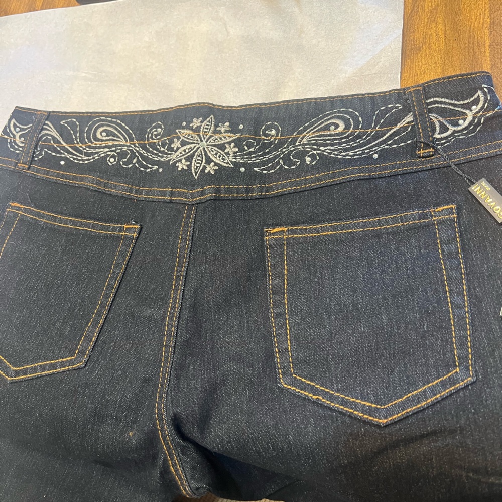 Govanni black capris approximately 28.5 length, 18.5 inseam and 16.5 waist